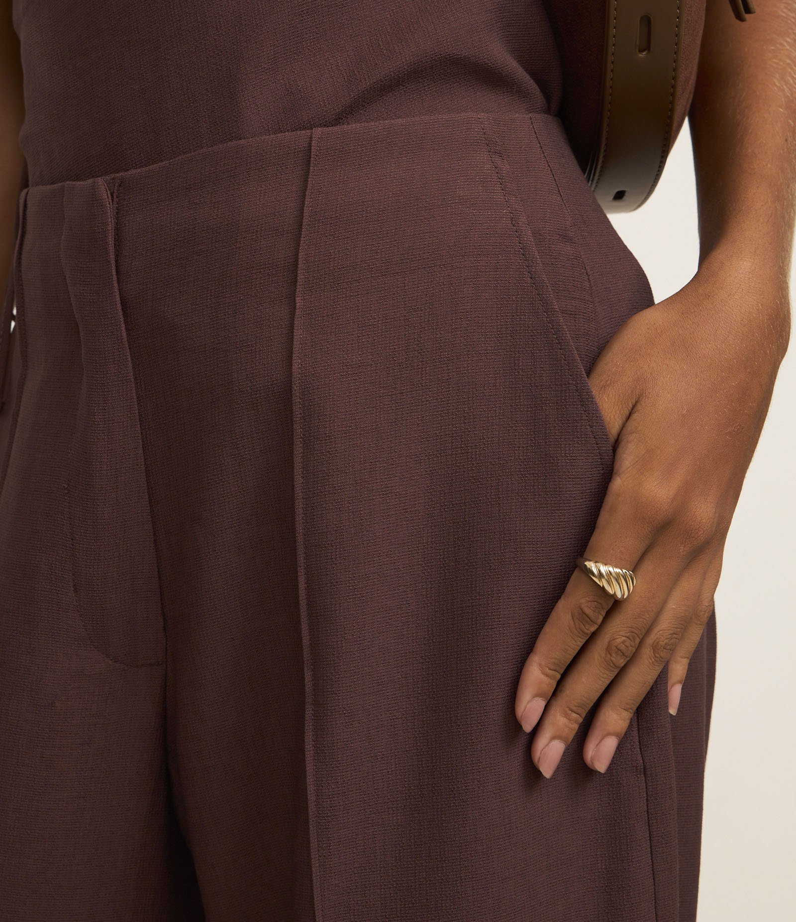 Calça Pantalona Alfaiatada com Frisos Frontais e Bolsos Marrom 4