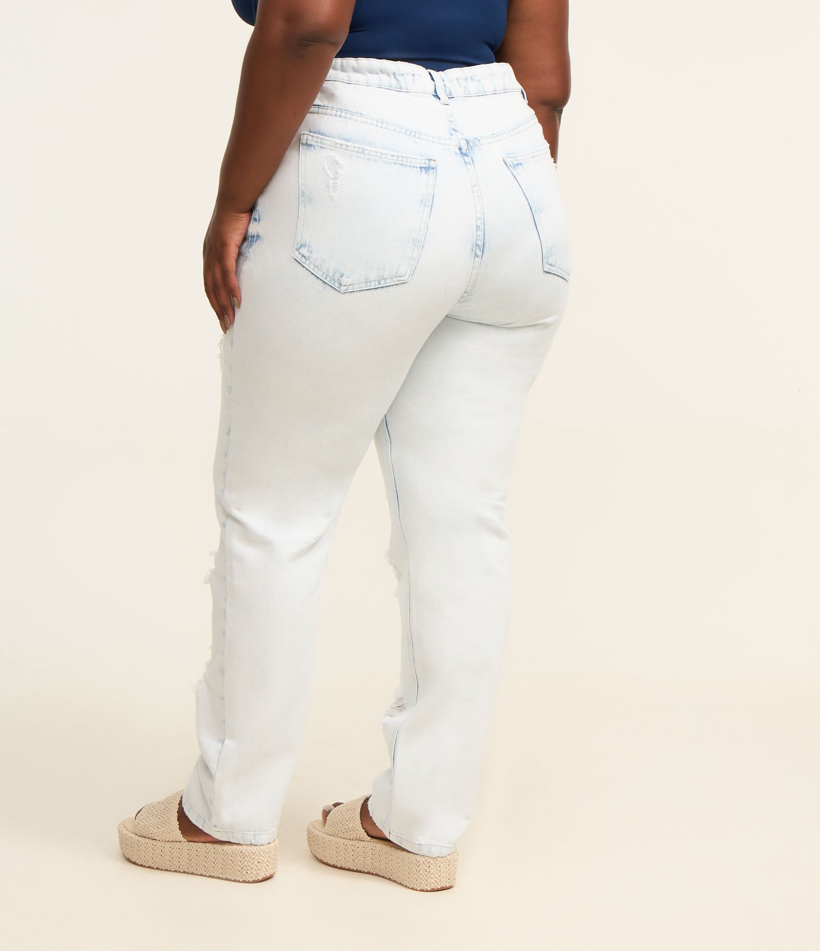 Calça Reta em Jeans com Rasgos na Perna Curve & Plus Size Azul 3