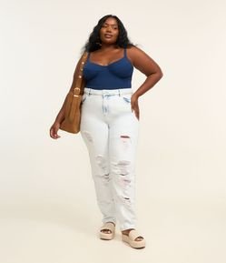 Calça Reta em Jeans com Rasgos na Perna Curve & Plus Size