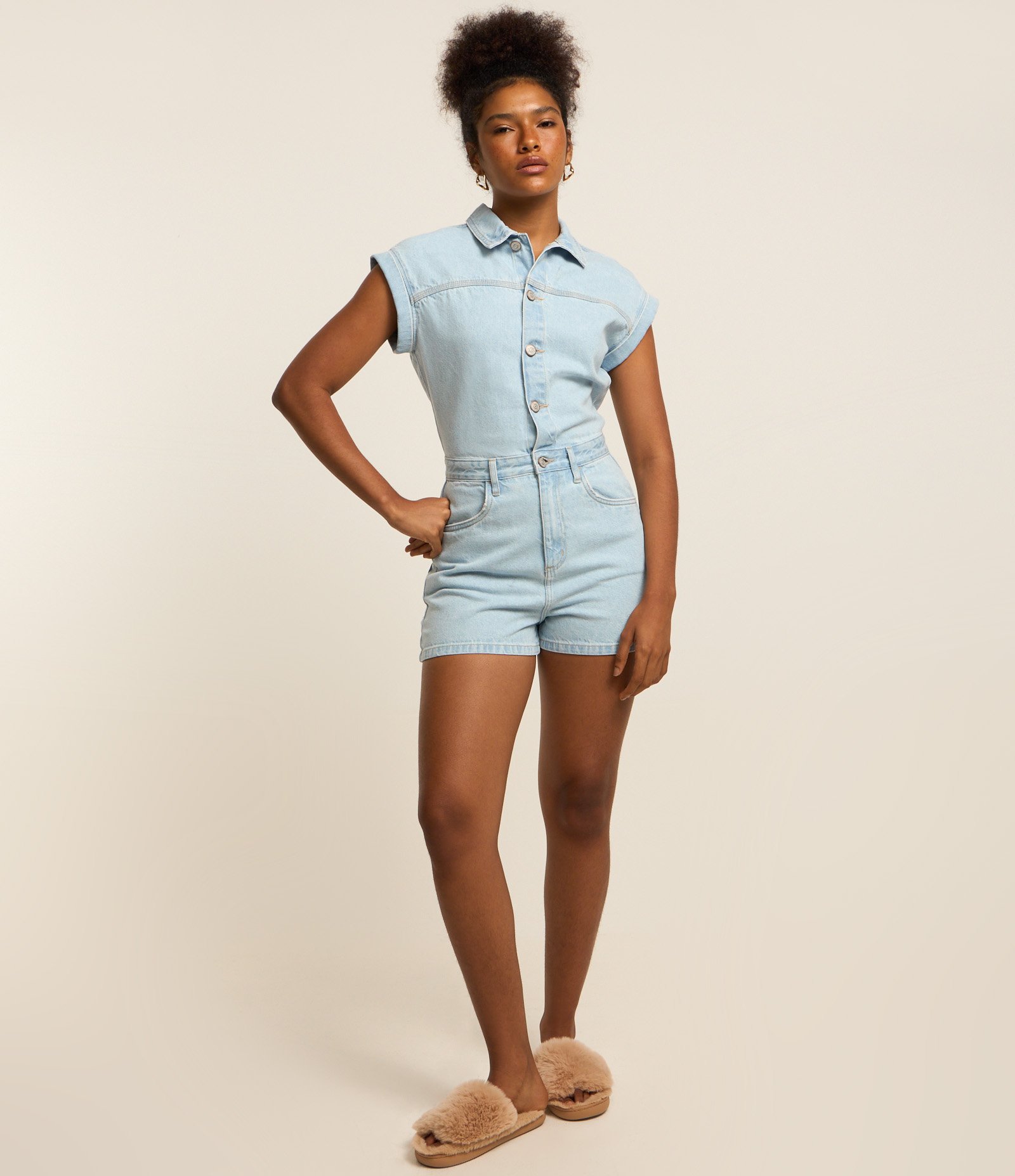 Macaquinho Curto em Jeans com Detalhe de Costura Azul 1
