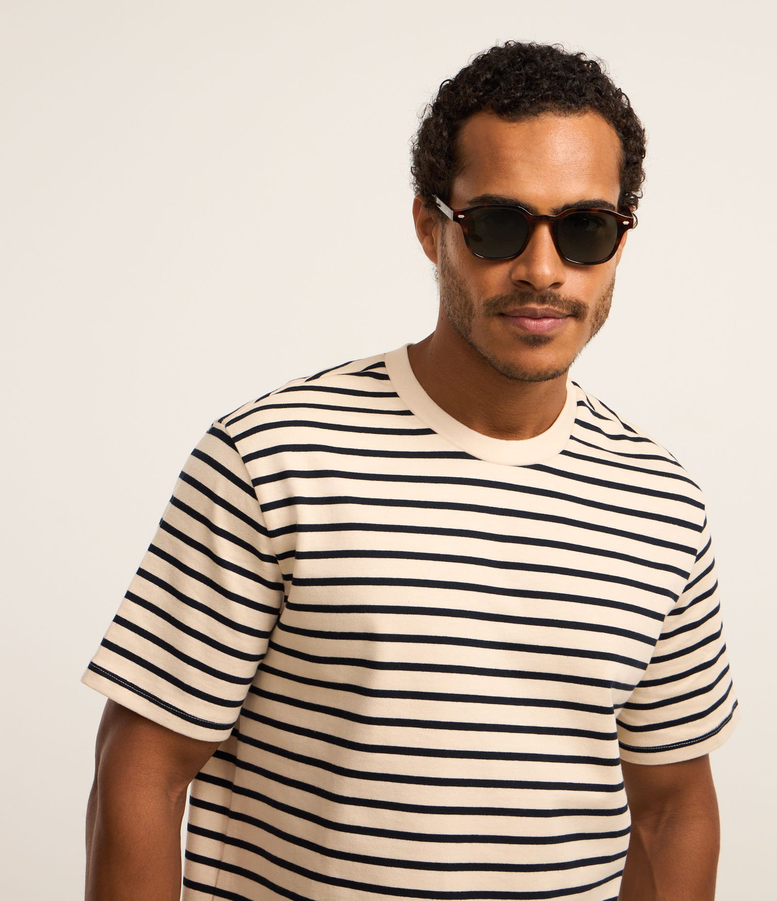 Camiseta Comfort em Malhão com Listras Bege/Azul Marinho 4