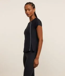 Camiseta Esportiva Manga Curta com Detalhes Contrastantes