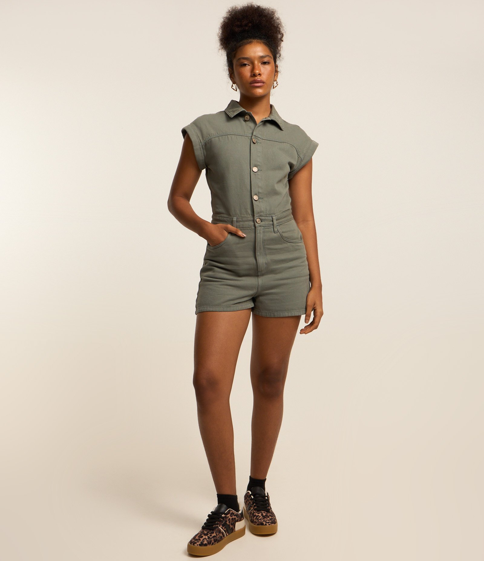 Macaquinho Curto em Sarja com Manga Curta Verde 1