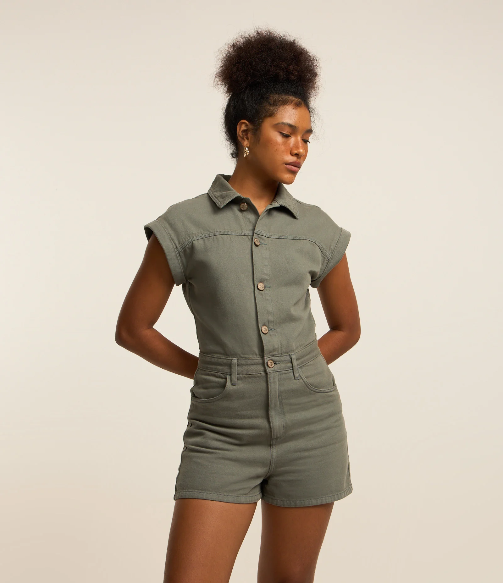 Macaquinho Curto em Sarja com Manga Curta Verde 2