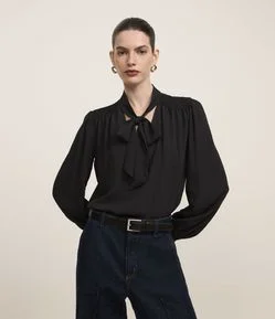 Blusa em Crepe com Gola Laço e Detalhes de Pregas