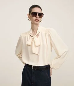 Blusa em Crepe com Gola Laço e Detalhes de Pregas