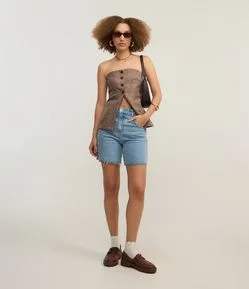 Bermuda Midi em Jeans com Bolso Duplo e Barra Fio