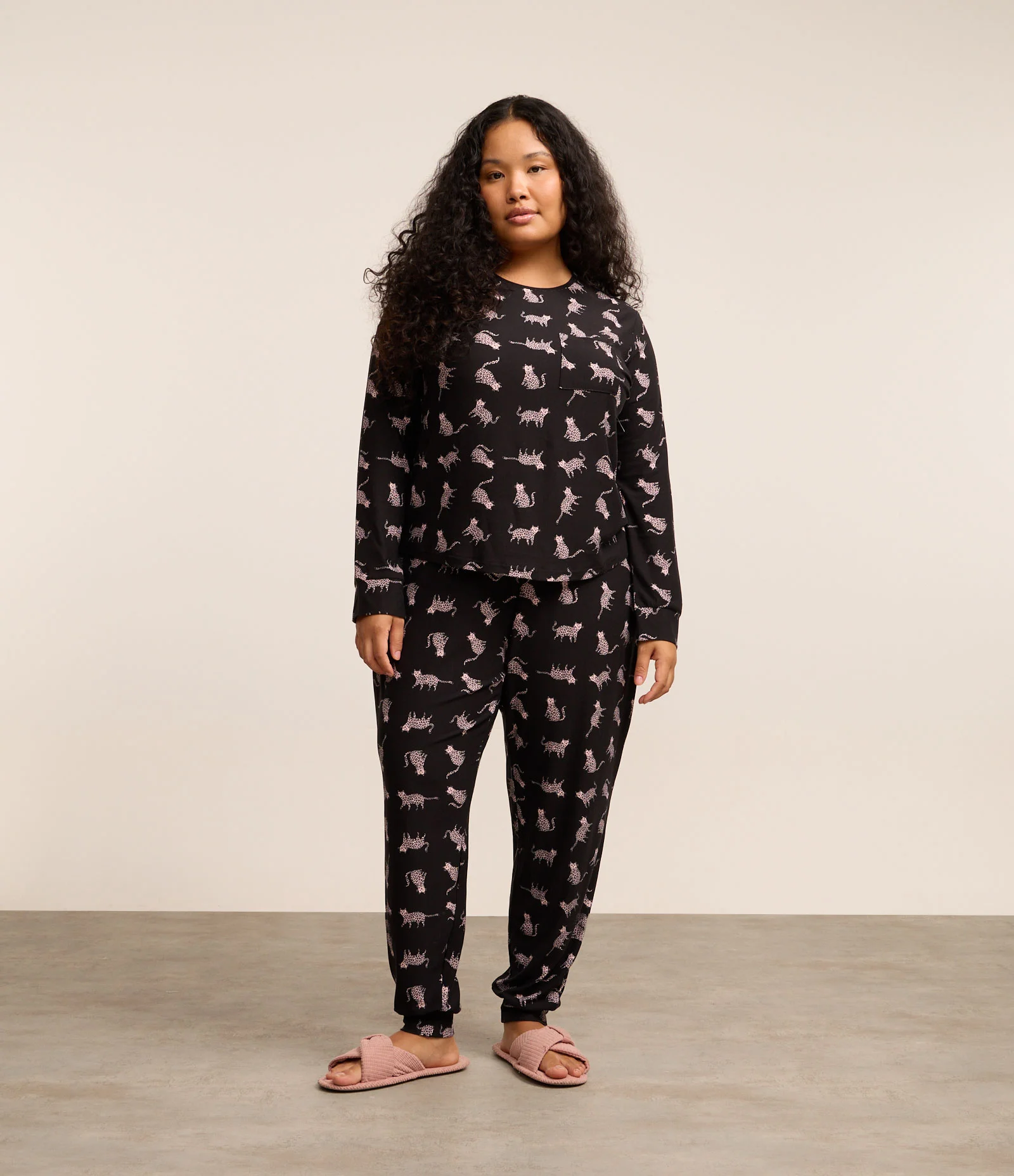 Pijama Longo com Toque Suave e Estampa Onças Curve e Plus Size Preto 1