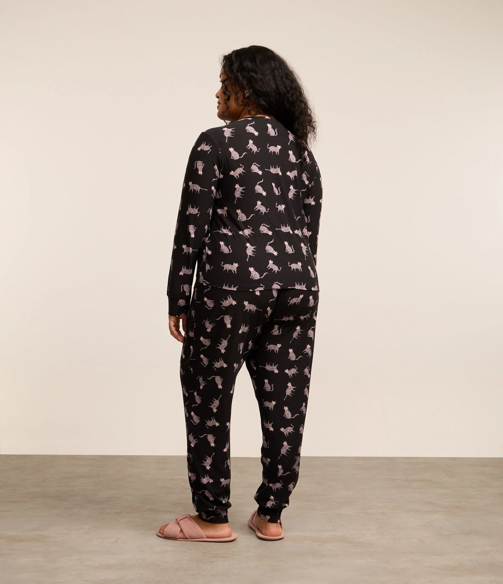 Pijama Longo com Toque Suave e Estampa Onças Curve e Plus Size Preto 2