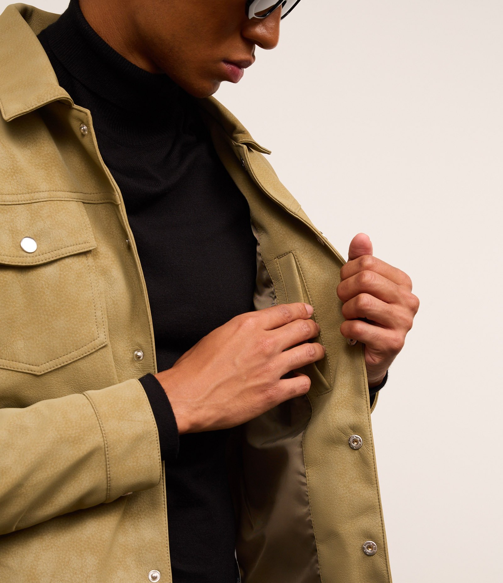 Jaqueta Trucker em Camurça com Gola Colarinho Bege 4