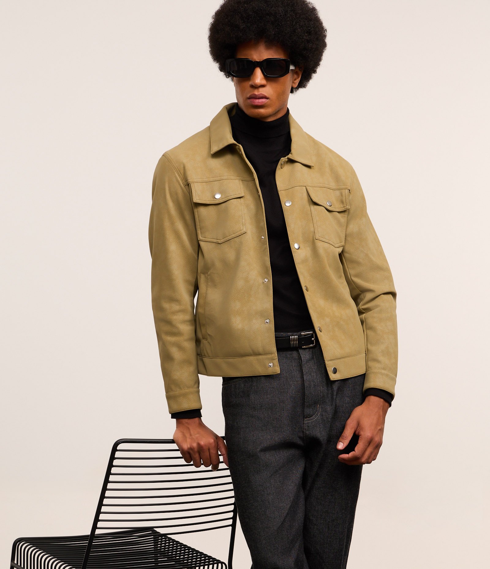 Jaqueta Trucker em Camurça com Gola Colarinho Bege 5