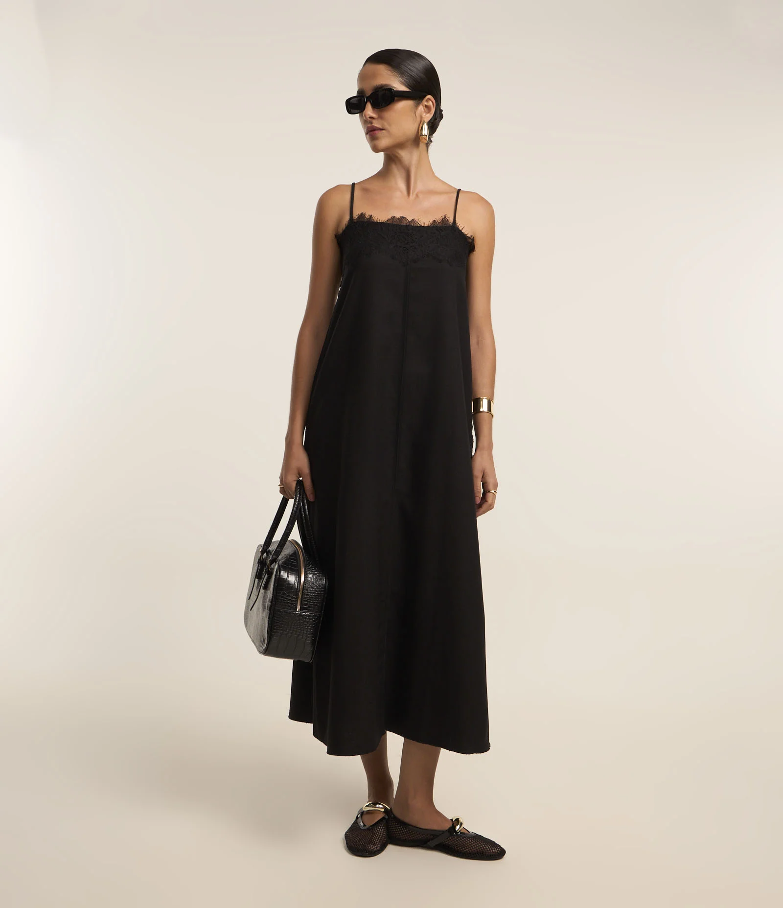 Vestido Midi Evasê em Viscolinho com Alça Fina e Detalhe de Renda no Decote Preto 2