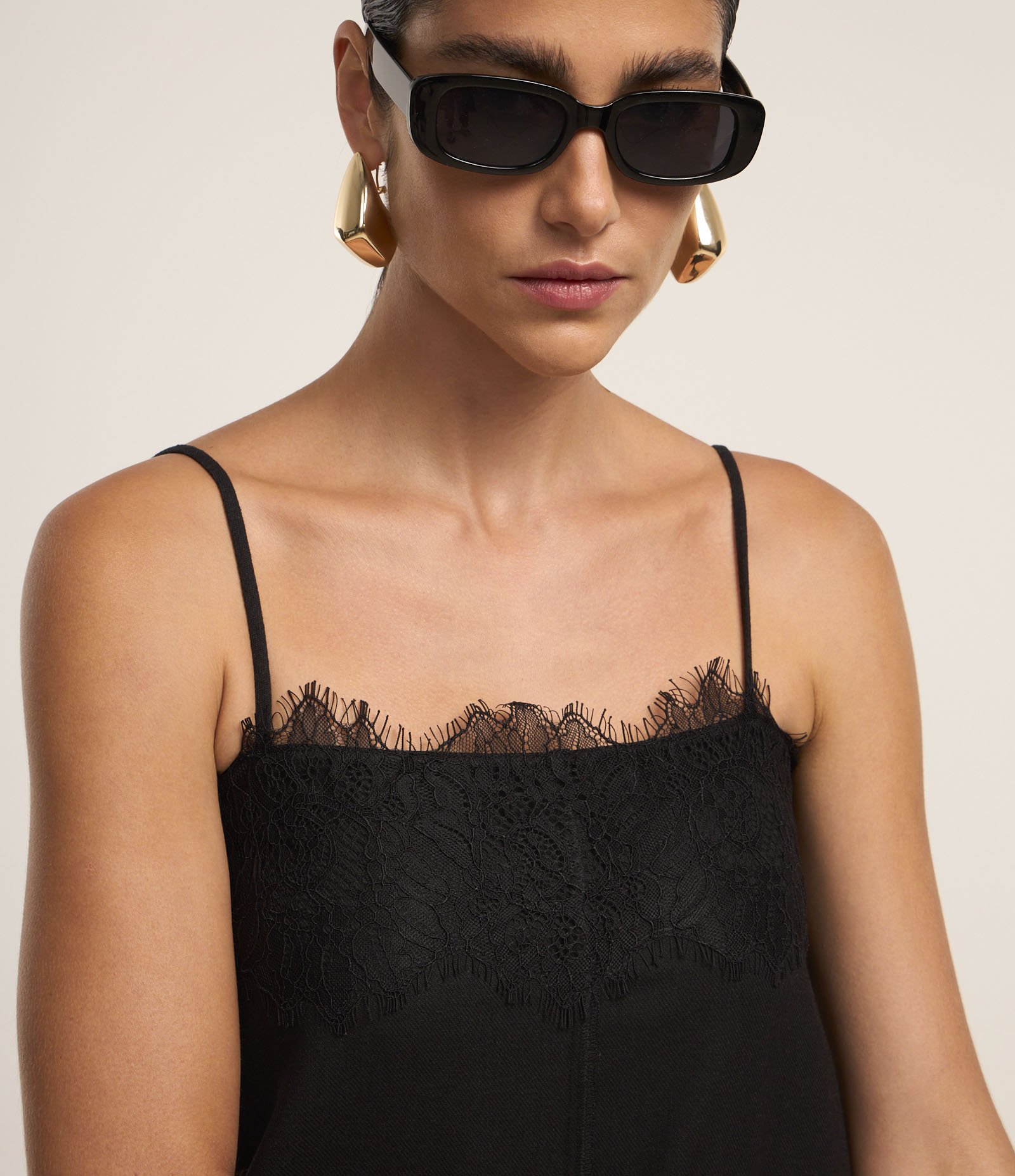 Vestido Midi Evasê em Viscolinho com Alça Fina e Detalhe de Renda no Decote Preto 3