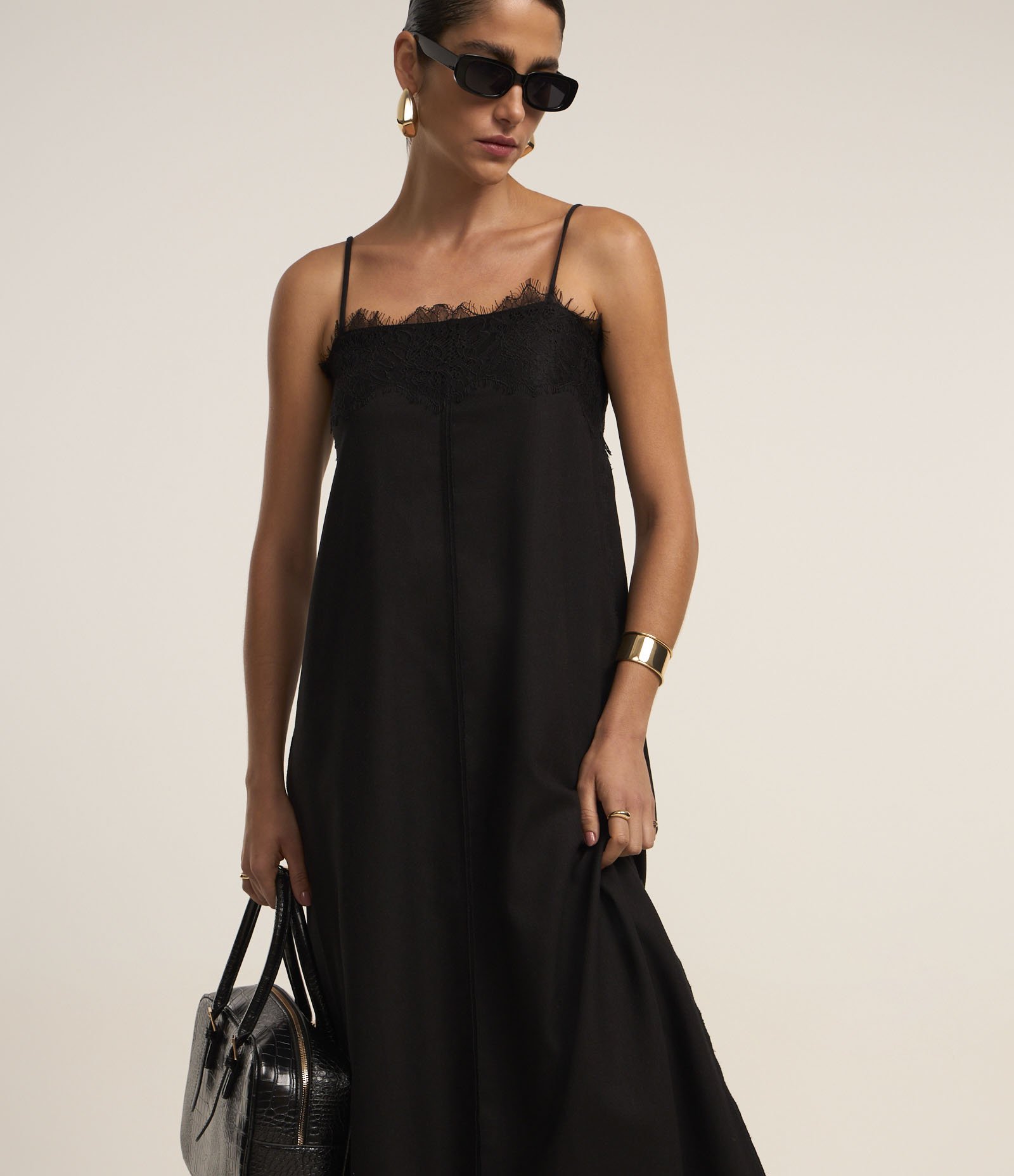 Vestido Midi Evasê em Viscolinho com Alça Fina e Detalhe de Renda no Decote Preto 4