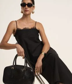 Vestido Midi Evasê em Viscolinho com Alça Fina e Detalhe de Renda no Decote