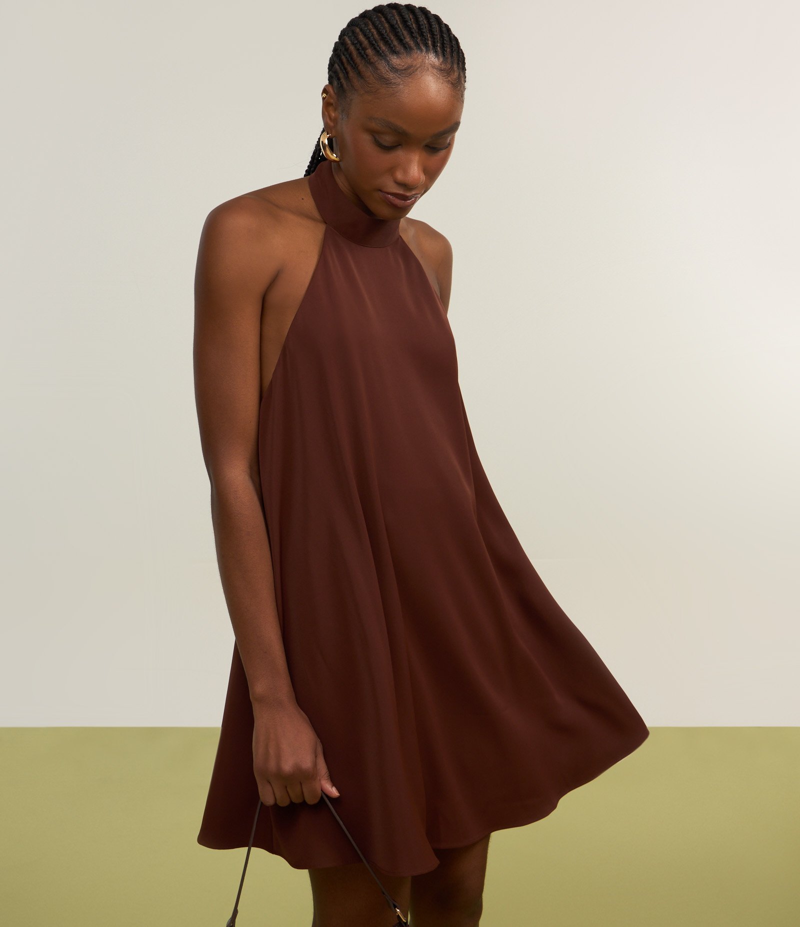 Macaquinho Curto em Crepe com Gola Halter Marrom 4