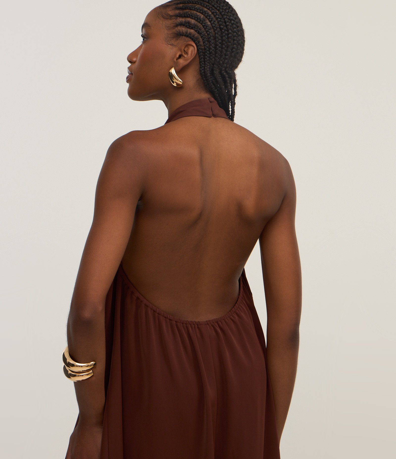 Macaquinho Curto em Crepe com Gola Halter Marrom 3