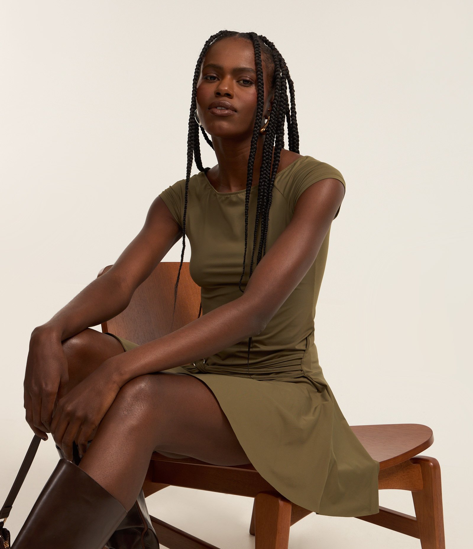 Vestido Curto Ombro a Ombro em Microfibra com Cinto Verde 1