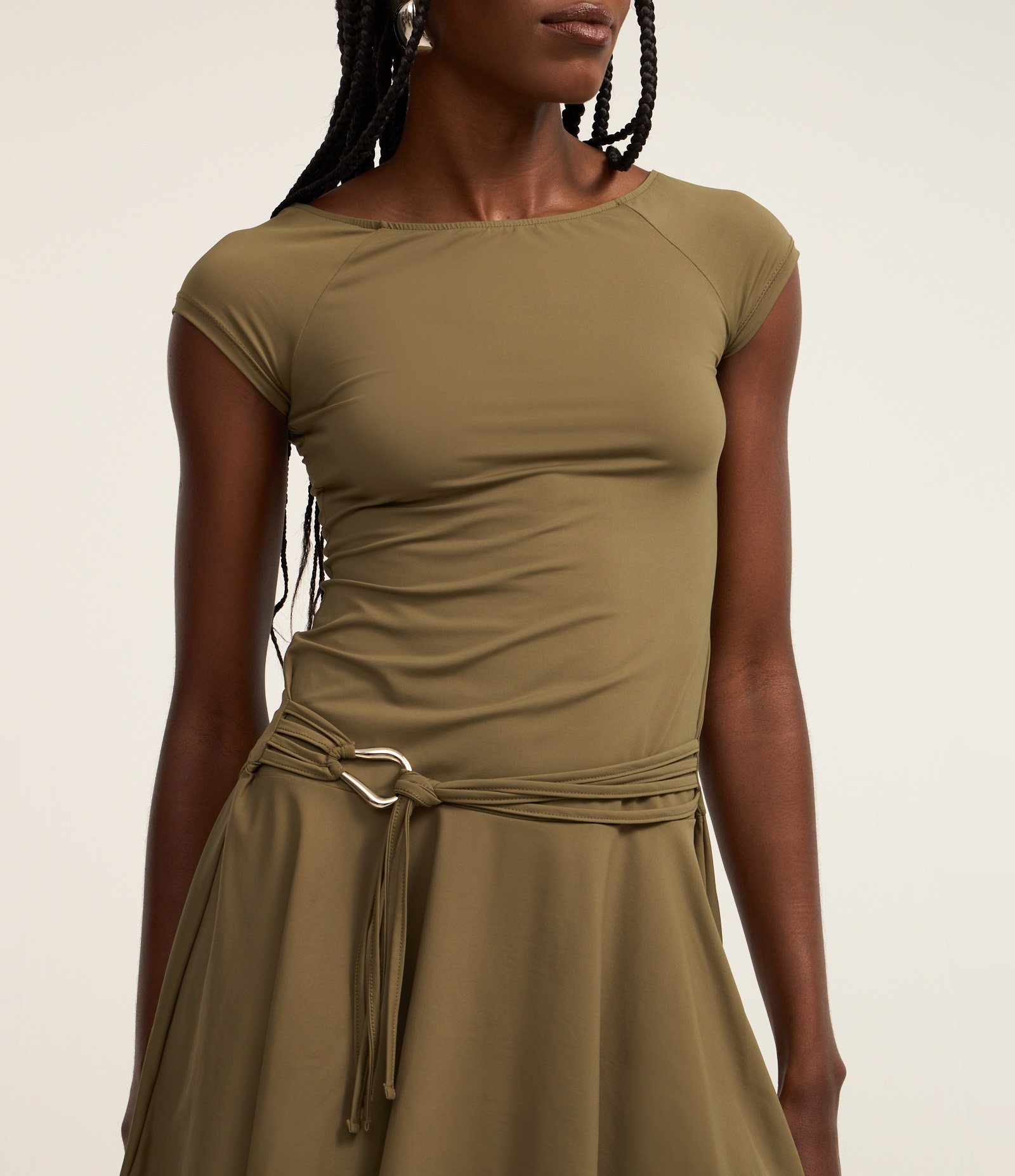 Vestido Curto Ombro a Ombro em Microfibra com Cinto Verde 4