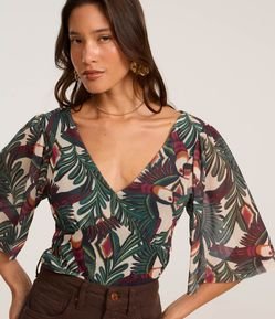 Blusa Cropped em Tule com Estampa Tropical e Mangas Amplas