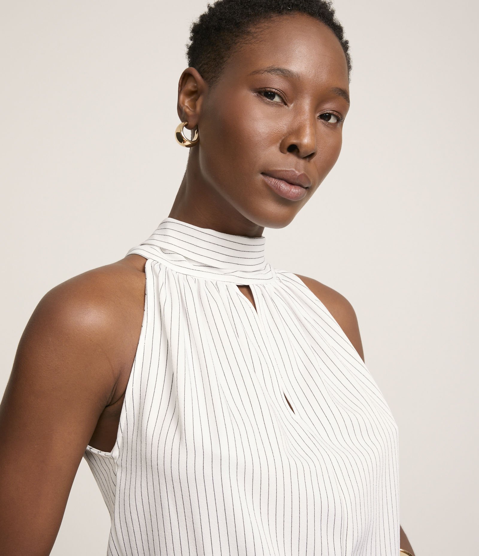 Blusa em Alfaiataria com Laço nas Costas e Estampa Listrada Off White 5