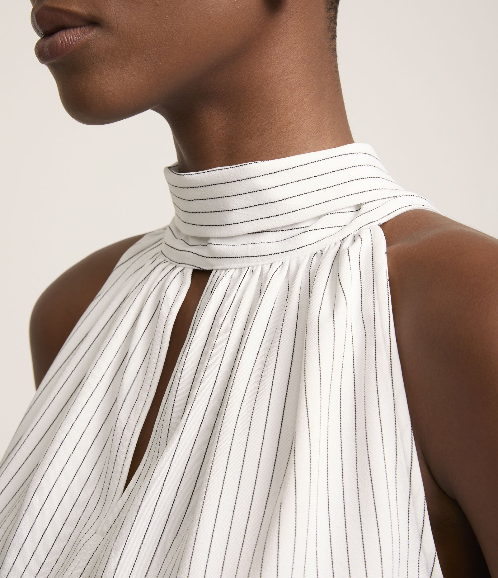 Blusa em Alfaiataria com Laço nas Costas e Estampa Listrada Off White 3