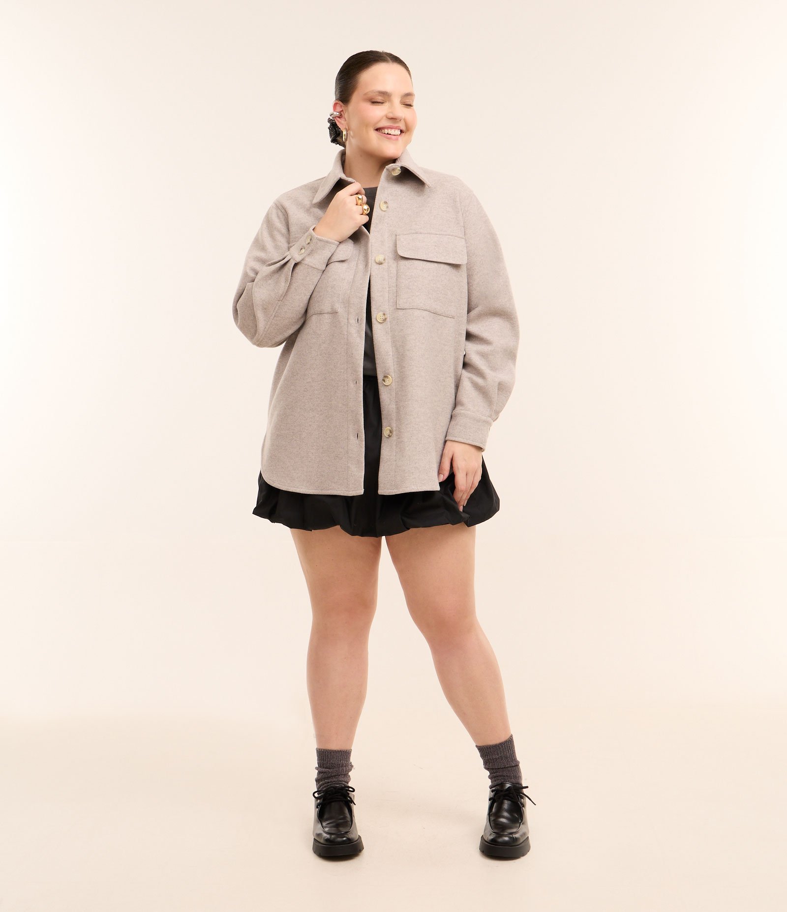 Camisa Alongada em Polivelour com Bolsos Curve & Plus Size Cinza 2