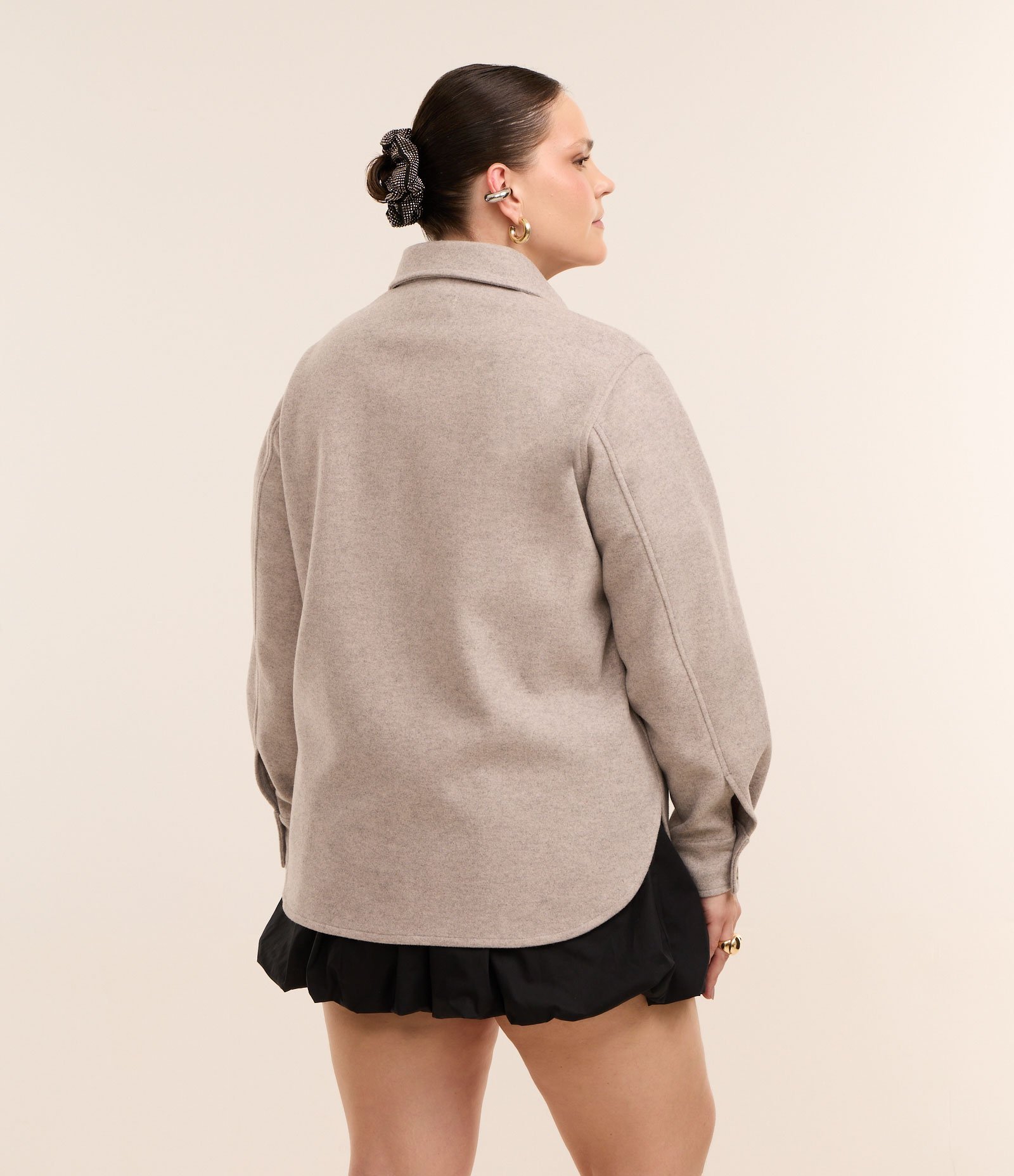 Camisa Alongada em Polivelour com Bolsos Curve & Plus Size Cinza 3