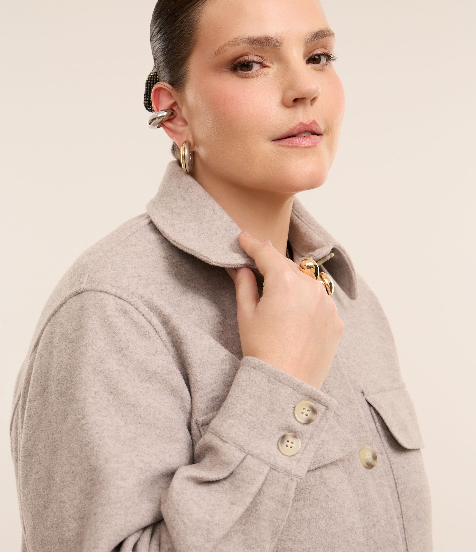 Camisa Alongada em Polivelour com Bolsos Curve & Plus Size Cinza 4