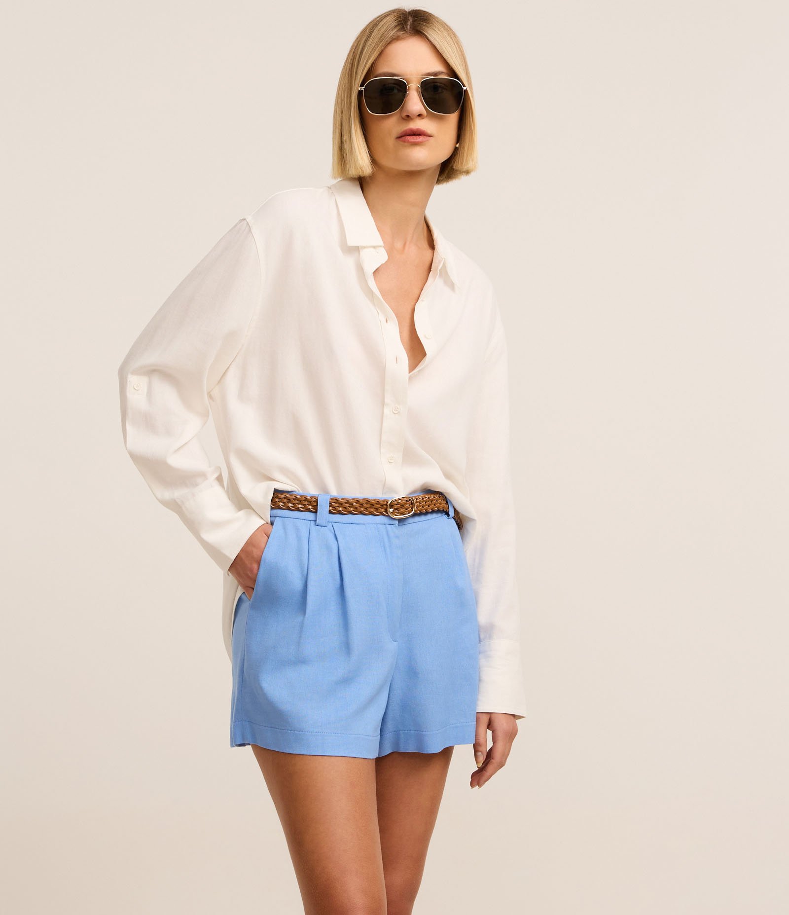 Bermuda Alfaiatada em Viscolinho com Passantes e Pregas Azul 2