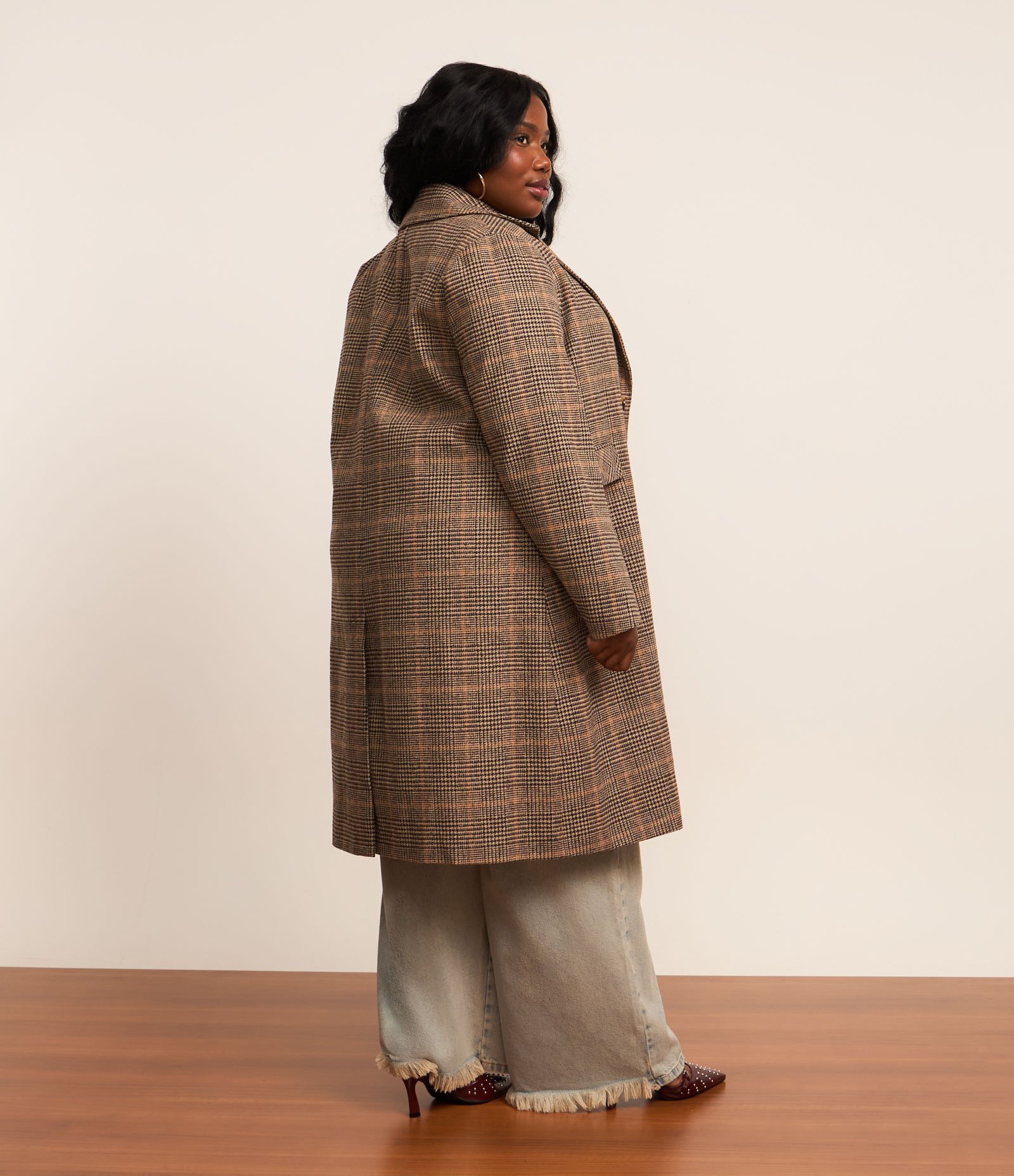 Casaco Alongado em Polivelour Xadrez Curve & Plus Size Marrom 2