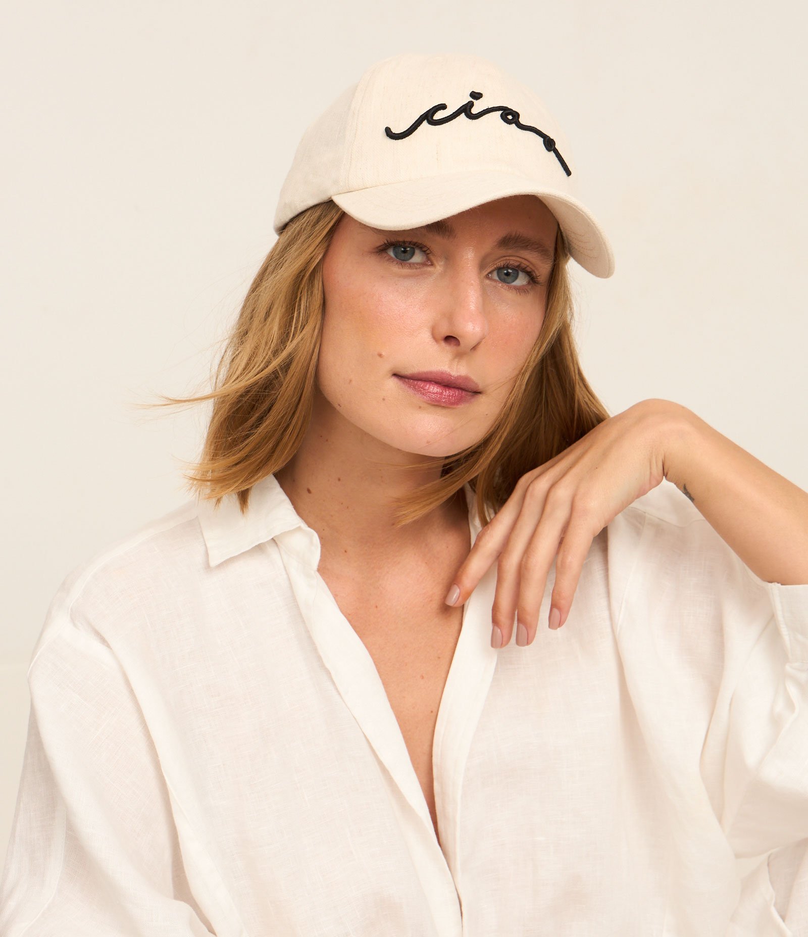 Boné Aba Curva com Bordado Ciao Off White 1