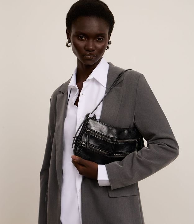 Bolsa Baguete Pequena com Detalhes em Zíperes e Pulleres