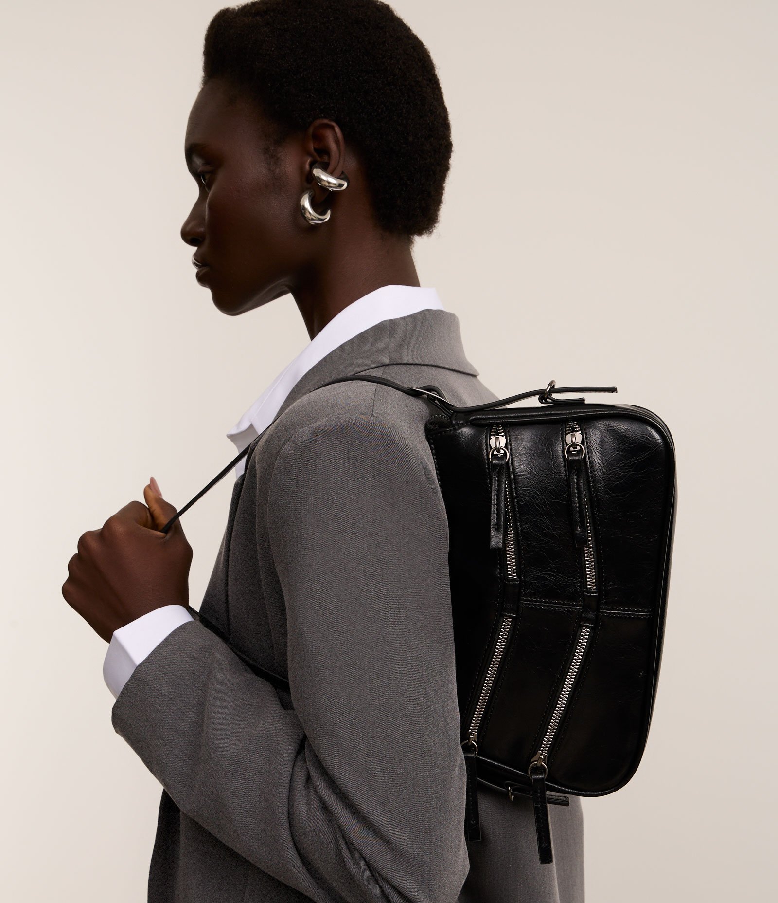 Bolsa Baguete Pequena com Detalhes em Zíperes e Pulleres Preto 7