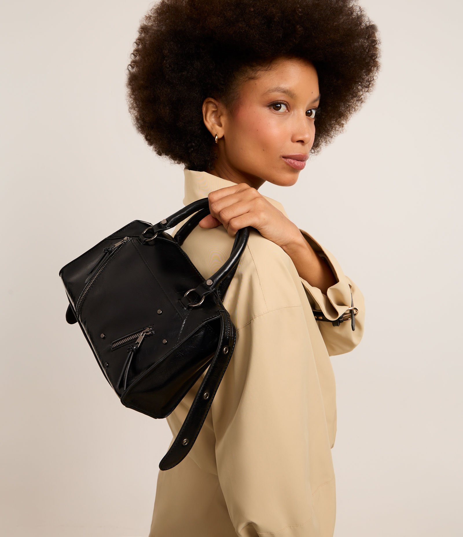 Bolsa Satchel Média Desestruturada com Zíperes e Pullers Preto 7