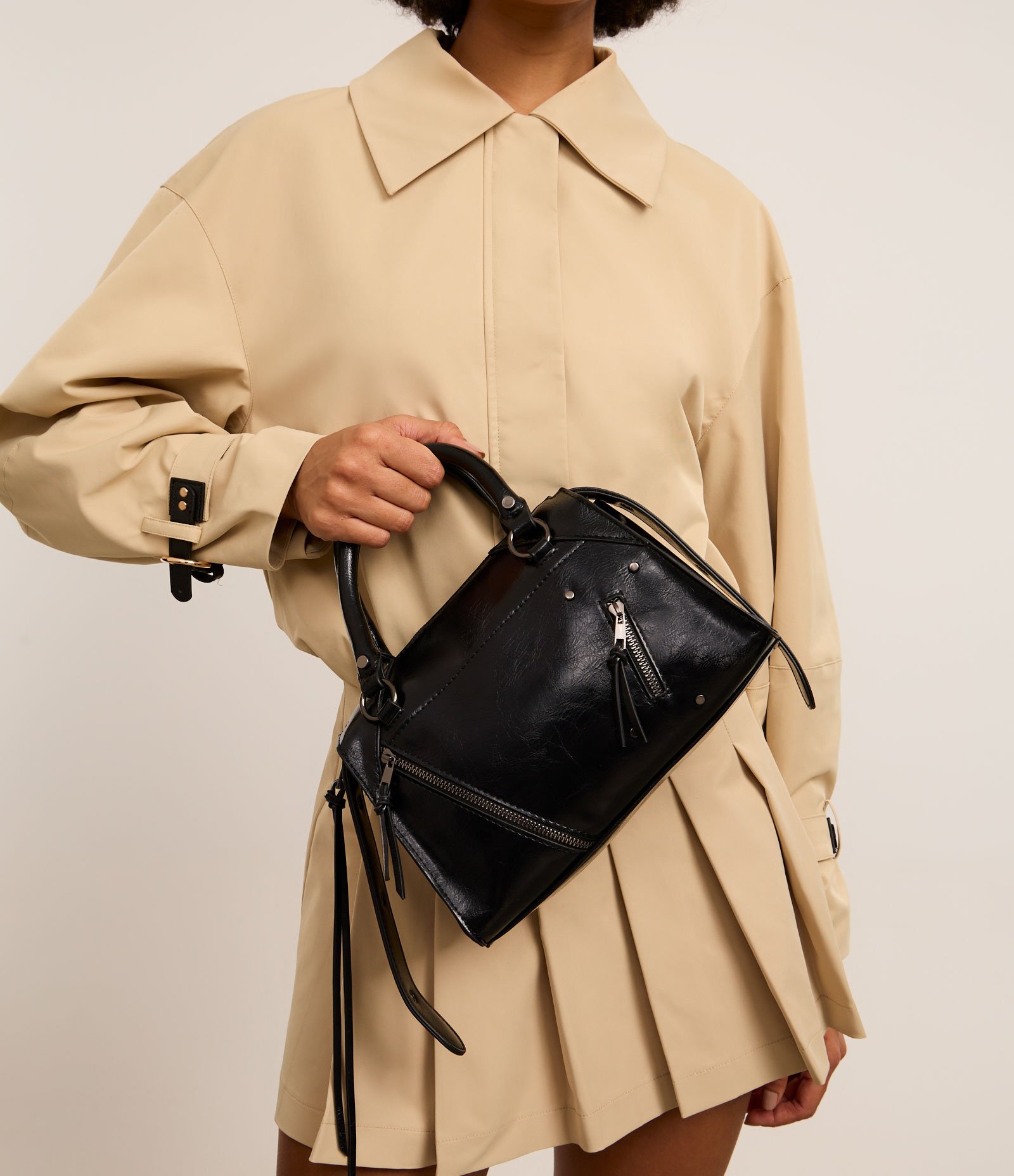 Bolsa Satchel Média Desestruturada com Zíperes e Pullers Preto 1