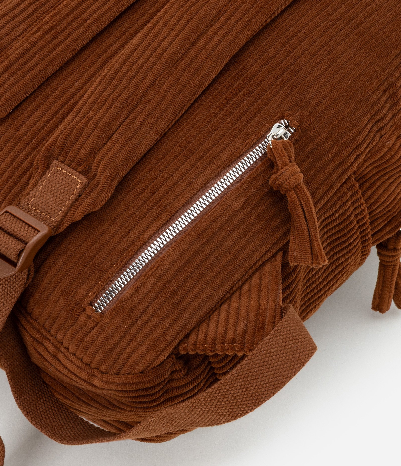 Mochila Grande em Veludo Cotelê com Bolsinho Marrom 5