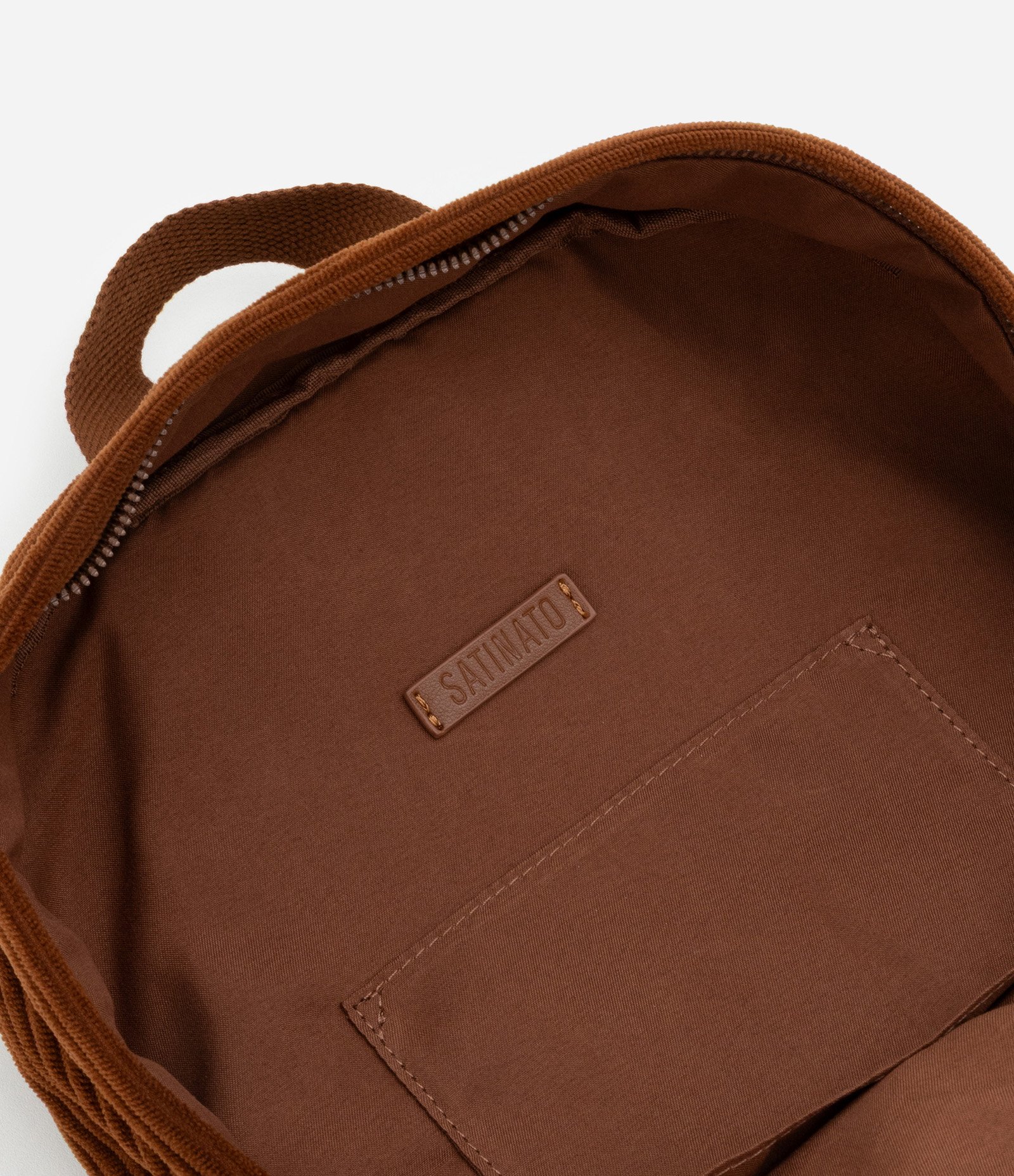 Mochila Grande em Veludo Cotelê com Bolsinho Marrom 6