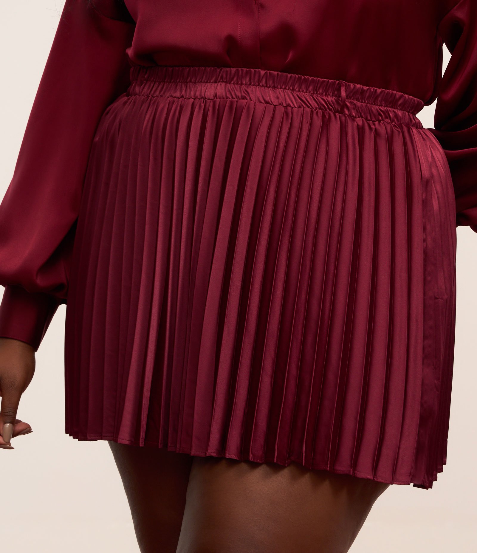 Saia em Cetim Plissada e Cintura Elástica Curve & Plus Size Bordô 2