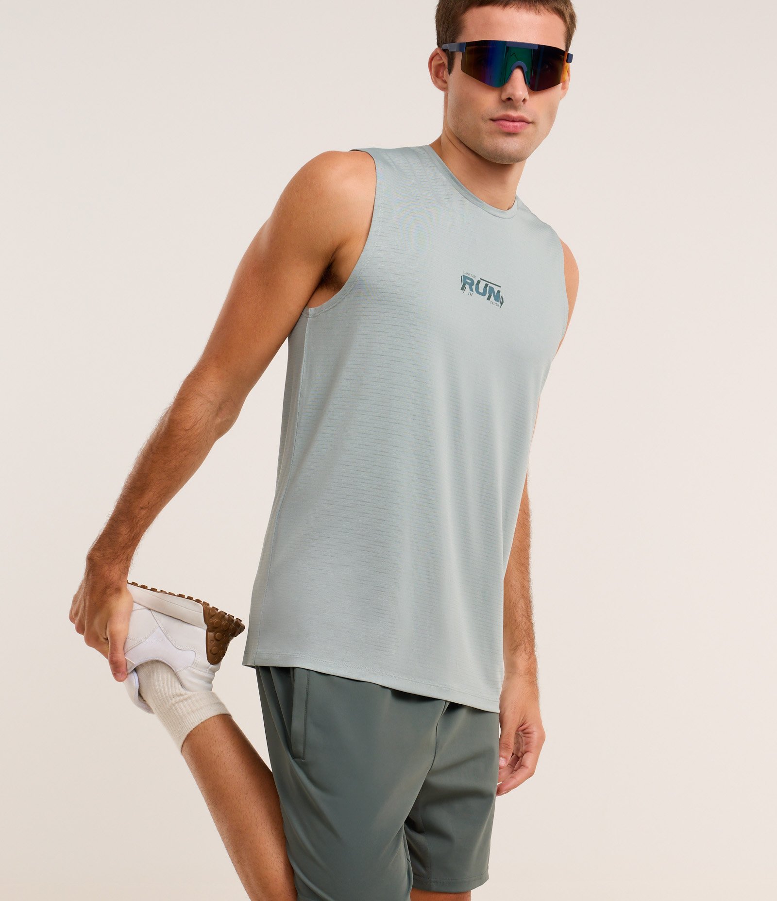 Regata Regular Esportiva em Tecnologia Dry com Estampa Lettering Cinza 1