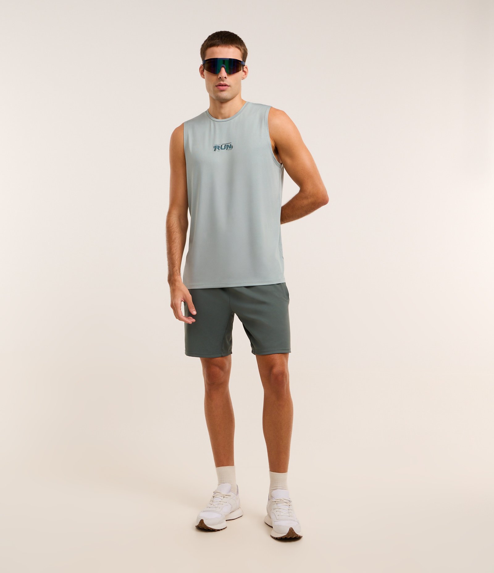 Regata Regular Esportiva em Tecnologia Dry com Estampa Lettering Cinza 2