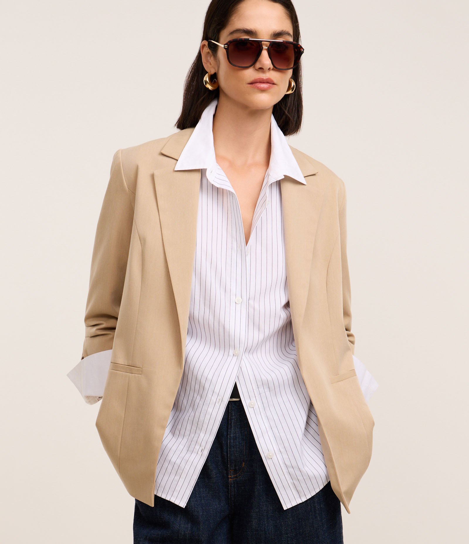 Blazer Regular em Alfaiataria com Pregas Bege 1