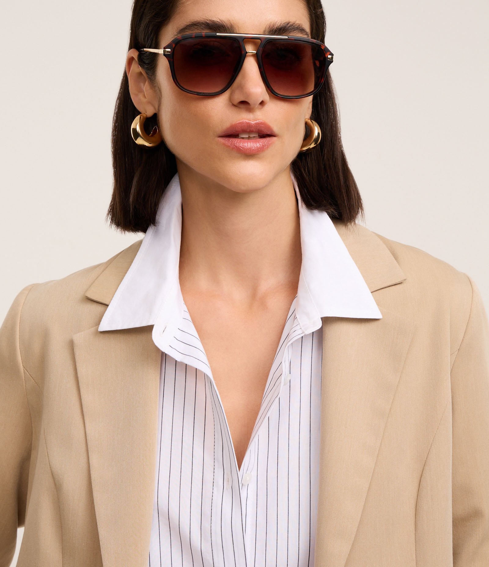 Blazer Regular em Alfaiataria com Pregas Bege 3