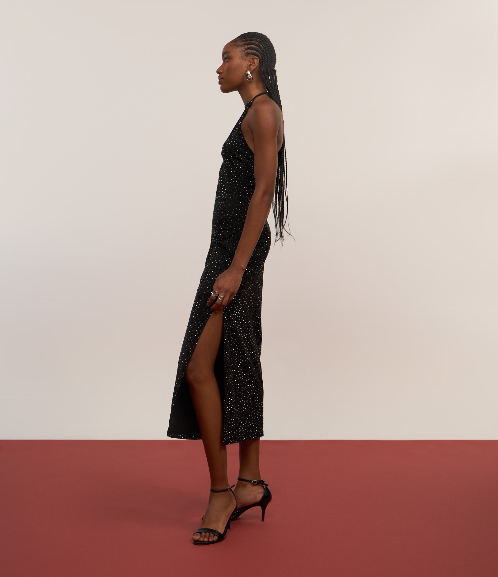 Vestido New Midi em Malha com Amarração no Pescoço e Tachinhas Salpicadas Preto 4