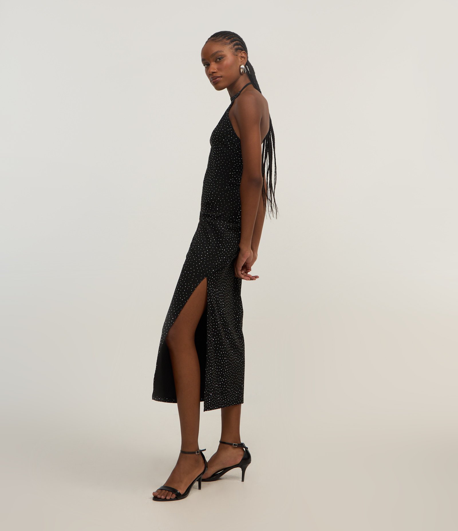 Vestido New Midi em Malha com Amarração no Pescoço e Tachinhas Salpicadas Preto 1