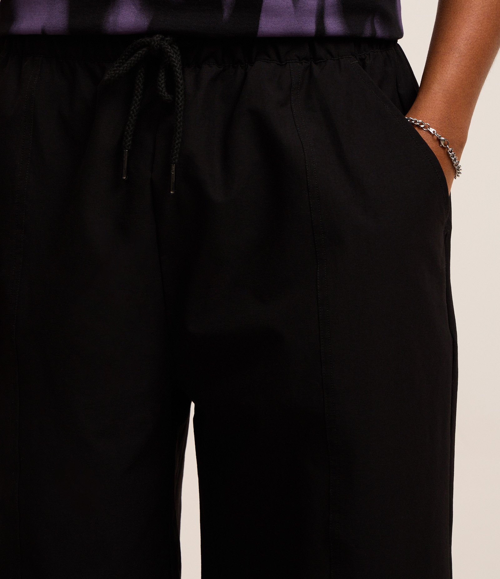 Bermuda Baggy em Poliamida com Bordado no Bolso Preto 3