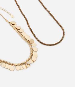 Colar Camadas em Metal com Miçangas e Pingentes Medalinhas