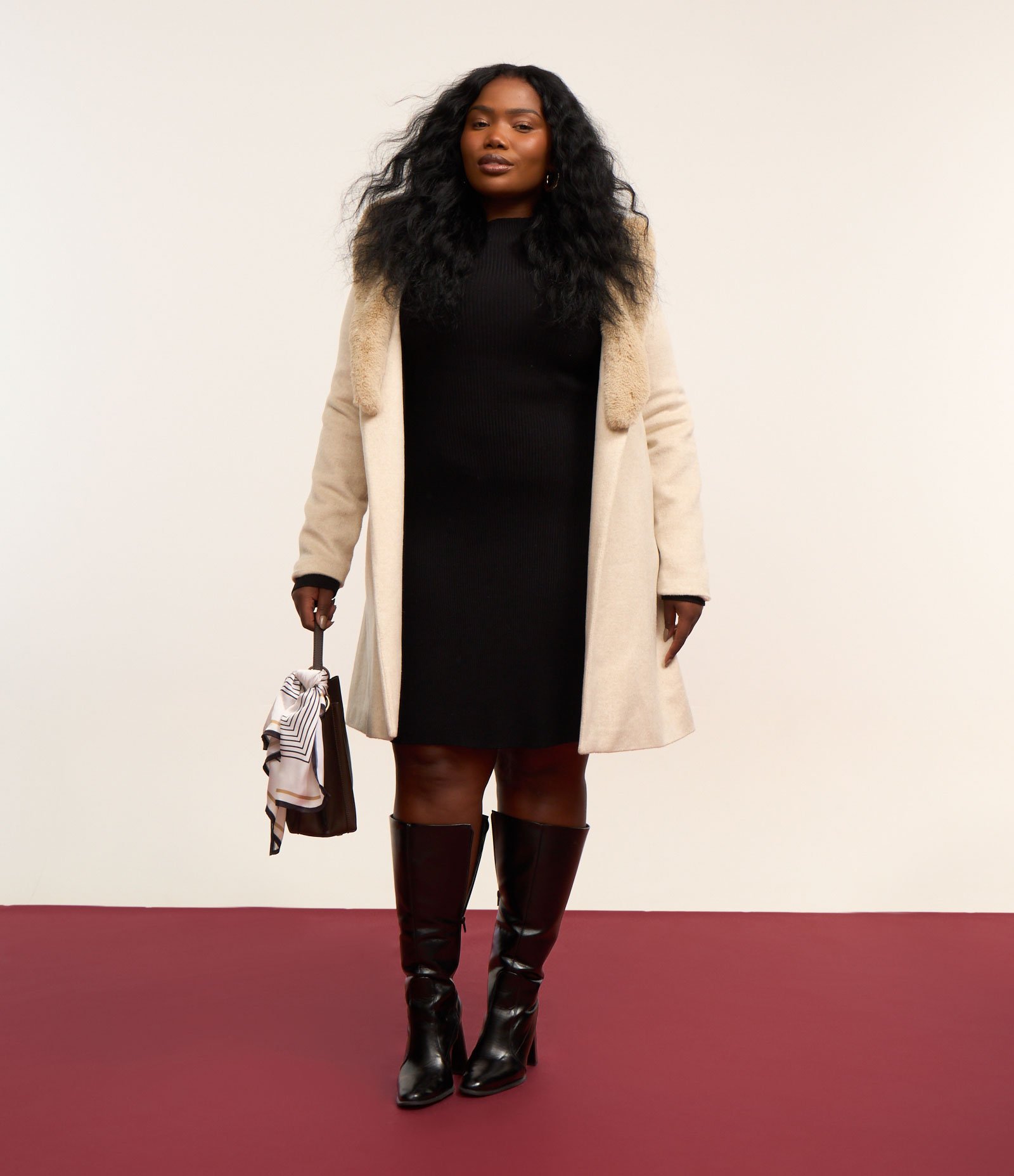 Vestido Curto Evasê em Tricô com Gola Alta Curve & Plus Size Preto 2