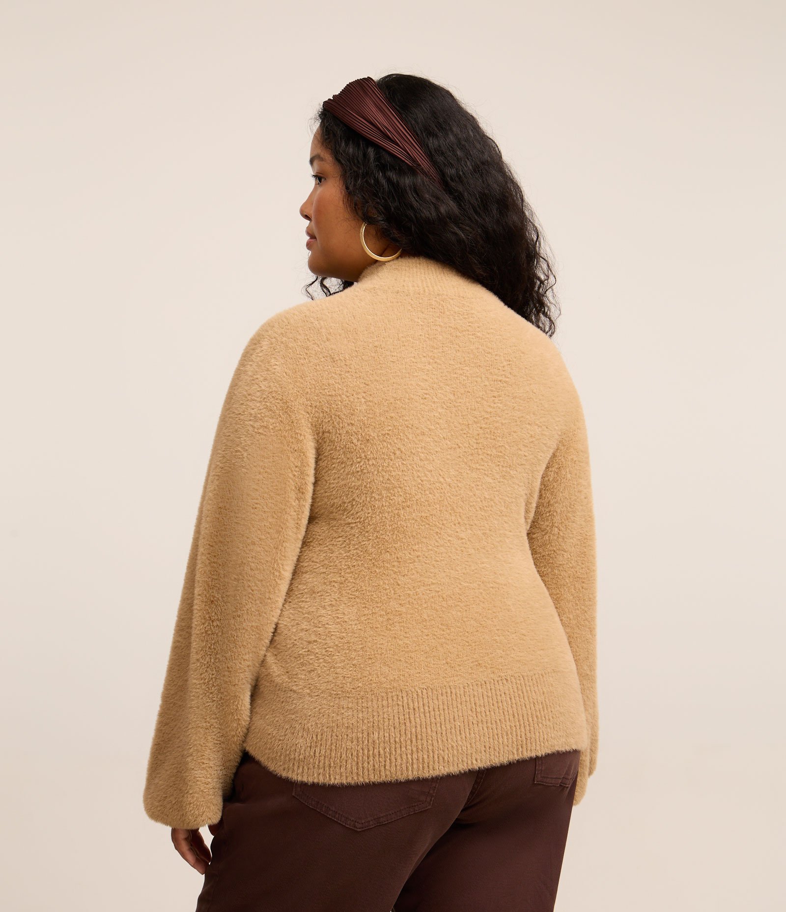Suéter em Tricô com Pelinhos e Gola Alta Curve & Plus Size Marrom 3