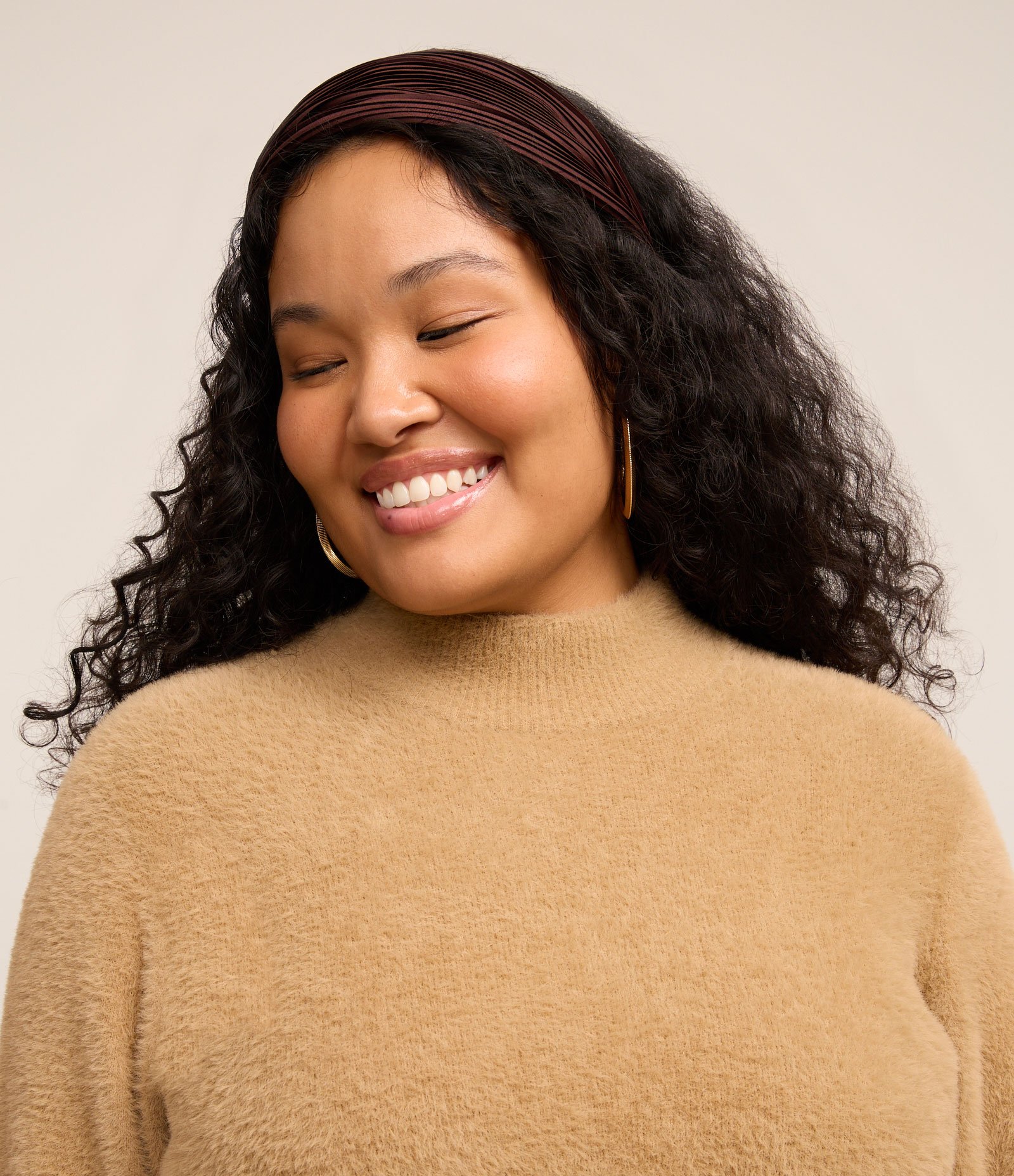 Suéter em Tricô com Pelinhos e Gola Alta Curve & Plus Size Marrom 4